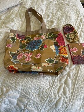 Floral waterproof Tote w Multicolor Blooms & 2 cases with zippers.  polkadots!